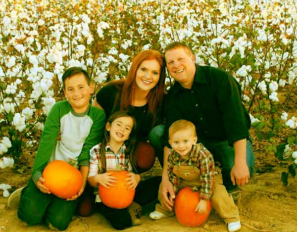 Image of Ashley Jones' husband Chad Jones and their 3 children