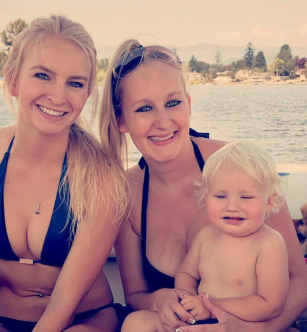 Image of Mandy Hansen with sister Nina Hansen and nephew Jacsen